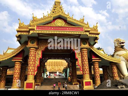 (140409) -- MUMBAI, 9 avril 2014 (Xinhua) -- une photo prise le 9 avril 2014 montre l'architecture bouddhiste à côté de la pagode mondiale Vipassana près de Mumbai, en Inde. La forme de la pagode est une copie de la pagode Shwedagon à Yangon, Myanmar. L'intérieur de la pagode est creux et sert de très grande salle de méditation avec une superficie de plus de 6 000 mètres carrés. (Xinhua/Wang Ping) (zhf) INDIA-MUMBAI-GLOBAL VIPASSANA PAGODA PUBLICATIONxNOTxINxCHN Mumbai avril 9 2014 XINHUA photo prise LE 9 2014 avril montre l'architecture bouddhiste à côté de la Pagode globale près de Mumbai Inde la forme de Banque D'Images