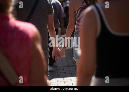 Berlin, Allemagne. 08 juillet 2023. Une femme et un homme marchent main dans la main l'un avec l'autre. Crédit : Fernando Gutierrez-Juarez/dpa/Alamy Live News Banque D'Images