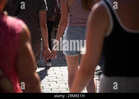 Berlin, Allemagne. 08 juillet 2023. Une femme et un homme marchent main dans la main l'un avec l'autre. Crédit : Fernando Gutierrez-Juarez/dpa/Alamy Live News Banque D'Images