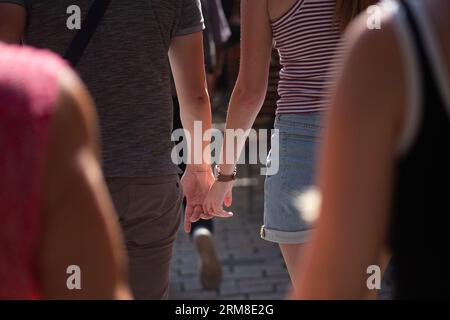 Berlin, Allemagne. 08 juillet 2023. Une femme et un homme marchent main dans la main l'un avec l'autre. Crédit : Fernando Gutierrez-Juarez/dpa/Alamy Live News Banque D'Images