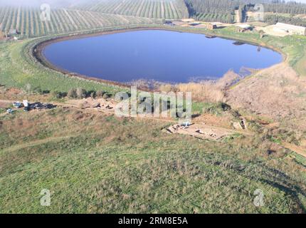 (140410) -- JÉRUSALEM, 20 février 2014 (Xinhua) -- une photo prise le 20 février 2014 montre une vue générale de la zone de fouille d'un sarcophage à tel Shadud, un monticule archéologique dans la vallée de Jezreel, au nord d'Israël. Un cercueil vieux de 3 200 ans contenant des objets de valeur égyptiens qui, selon les archéologues, appartenaient à un haut fonctionnaire cananéen a été découvert dans le nord d Israël, a annoncé l Autorité des antiquités d Israël le 9 avril 2014. Le sarcophage d'argile a été découvert en décembre dernier dans la vallée de Jezreel près de tel Shadud, dans le nord d'Israël, lors du creusement d'un gazoduc. ( Banque D'Images