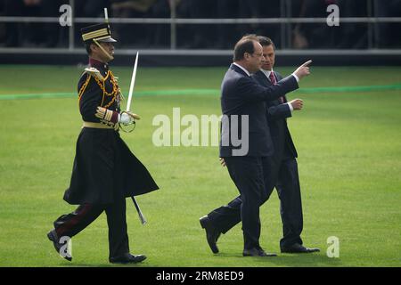 (140410) -- MEXICO, 10 avril 2014 (Xinhua) -- le président mexicain Enrique Pena Nieto (R) et le président français François Hollande (C) participent à la cérémonie officielle de bienvenue du dirigeant français, qui s'est tenue à Campo Marte à Mexico, capitale du Mexique, le 10 avril 2014. François Hollande est arrivé pour une visite d’État de 2 jours au Mexique, selon la presse locale. (Xinhua/Pedro Mera) (fnc) MEXICO-MEXICO CITY-FRANCE-VISIT PUBLICATIONxNOTxINxCHN 140 410 Mexico City avril 10 2014 le président MEXICAIN DE XINHUA Enrique Pena Nieto r et le président français François Hollande C participent à l'accueil officiel Banque D'Images