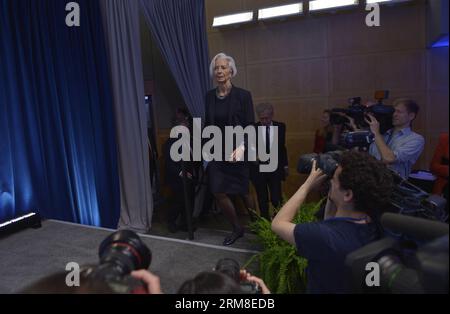 WASHINGTON D.C., Directrice générale du Fonds monétaire international (FMI) Christine Lagarde assiste à une conférence de presse avant les réunions de printemps du FMI et de la Banque mondiale au siège du FMI à Washington D.C., capitale des États-Unis, le 10 avril 2014. Lagarde a déclaré jeudi qu'elle ne qualifierait pas la récente augmentation de la variation du yuan RMB de la Chine comme une dépréciation prévue de la monnaie, mais comme un mouvement dans le sens de l'internationalisation du yuan. (Xinhua/Yin Bogu) (zj) US-WASHINGTONG D.C.-FMI-WORLD BANK-SPRING MEETINGS PUBLICATIONxNOTxINxCHN Washington D C gestion Banque D'Images