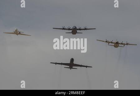 BASE AÉRIENNE NEVATIM (ISRAËL), Un Super Hercules C-130J (C, ci-dessus) arrive à la base aérienne Nevatim près de Beer Sheva, au sud d’Israël, le 9 avril 2014. Le Super Hercules C-130J a été inauguré mercredi dans les rangs de l’armée de l’air israélienne (IAF). Plan numéro 661, qui a touché le sol à la base aérienne de Nevatim après un vol de 12 heures des États-Unis, est le premier des trois avions de modèle J qu'Israël a commandés à la Lockheed Martin Corporation. équipé de systèmes de guerre électronique, de défense et autres fabriqués par Israël et construit sur mesure selon les spécifications de l'IAF, le Super Hercules, Banque D'Images