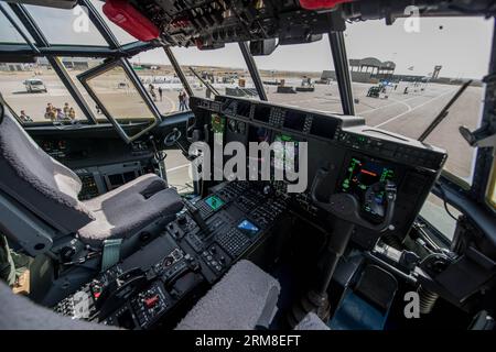 LA BASE AÉRIENNE de NEVATIM (ISRAËL), le cockpit d'un Super Hercules C-130J est vu à la base aérienne de Nevatim près de Beer Sheva, dans le sud d'Israël, le 9 avril 2014. Le Super Hercules C-130J a été inauguré mercredi dans les rangs de l’armée de l’air israélienne (IAF). Plan numéro 661, qui a touché le sol à la base aérienne de Nevatim après un vol de 12 heures des États-Unis, est le premier des trois avions de modèle J qu'Israël a commandés à la Lockheed Martin Corporation. équipé de systèmes de guerre électronique, de défense et autres fabriqués par Israël et construit sur mesure selon les spécifications de l'IAF, le Super Hercul Banque D'Images