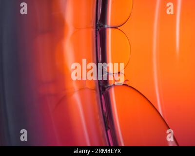 pastel artistique de goutte d'huile flottant sur l'eau. Bulle de couleur pastel pour le fond. Fond abstrait de bulles d'huile. Macro shot. les bulles d'huile se ferment Banque D'Images