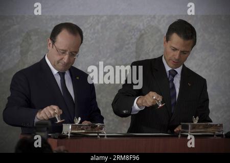 Le président mexicain Enrique Pena Nieto (à droite) et le président français François Hollande présideront la cérémonie d'oblitération de la rencontre entre la France et le Mexique au siège du ministère des Affaires étrangères, à Mexico, capitale du Mexique, le 11 avril 2014. François Hollande est au Mexique pour une visite officielle de deux jours. (Xinhua/Alejandro Ayala) (jg) (fnc) MEXICO-MEXICO CITY-FRANCE-VISIT PUBLICATIONxNOTxINxCHN le président MEXICAIN Enrique Pena Nieto r et le président français François Hollande à l'occasion de la cérémonie d'annulation de la Saint commémorative postale Banque D'Images