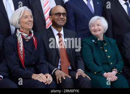 Le ministre des Finances de Singapour et président du Comité des Finances Menotaire international (CMFI), Tharman Shanmugaratnam (C), la directrice générale du Fonds monétaire international (FMI), Christine Lagarde (G) et la présidente de la Réserve fédérale américaine, Janet Yellen, posent pour des photos de famille avant la réunion du CMFI lors des réunions de printemps du FMI et de la Banque mondiale à Washington D.C. capitale des États-Unis, 12 avril 2014. (Xinhua/Yin Bogu) US-WASHINGTON-IMFC-MEETING PUBLICATIONxNOTxINxCHN Singapore S Ministres des Finances et Comité des Finances internationales Président du CMFI Tharman Shanmugaratnam C Fonds monétaire international FMI Mana Banque D'Images