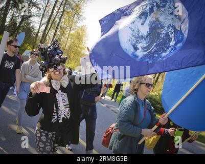 Une femme réagit lors d'une manifestation avec des banderoles lors du rassemblement anti-pipeline à Burnaby, au Canada, le 12 avril 2014. Environ 300 résidents de Burnaby ainsi que des écologistes ont participé à un rassemblement pour protester contre les plans de la compagnie pétrolière Kinder Morgan visant à agrandir un pipeline dans les zones résidentielles, ce qui augmente les risques pour la santé et la sécurité ainsi que pour l environnement naturel. (Xinhua/Liang Sen) CANADA-VANCOUVER-PROTESTATION-COMPAGNIE PÉTROLIÈRE-EXPANSION DE PIPELINE PUBLICATIONxNOTxINxCHN une femme réagit lors d'une manifestation avec des bannières AU rassemblement anti Pipeline à Burnaby Canada LE 12 2014 avril vers 300 Burnaby R. Banque D'Images