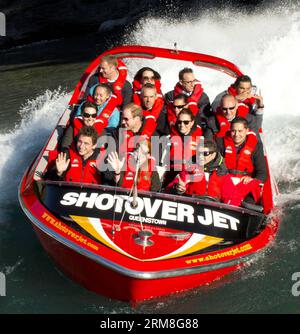 Photo publiée par New Zealand Government House montre le Prince William (2nd L, 2nd Row) et sa femme Catherine (3rd L, 2nd Row) faisant un tour sur un jetboat Shotover le long de la rivière Shotover à Queenstown, en Nouvelle-Zélande, le 13 avril 2014. Le couple royal est en visite de 10 jours en Nouvelle-Zélande. (Xinhua/New Zealand Government House) NEW ZEALAND-QUEENSTOWN-BRITAIN-VISIT PUBLICATIONxNOTxINxCHN photo publiée par New Zealand Government House montre la Grande-BRETAGNE S Prince William 2e l 2e rangée et sa femme Catherine 3e l 2e rangée prenant un tour SUR un jetboat Shotover le long de la rivière Shotover à Queenstow Banque D'Images