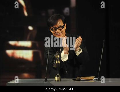 L'acteur Jackie Chan prend la parole lors de la cérémonie de présentation du 33e Hong Kong film Awards (HKFA) dans le sud de la Chine à Hong Kong, le 13 avril 2014. (Xinhua/HE Jingjia) (zkr) CHINA-HONG KONG-33RD HKFA(CN) PUBLICATIONxNOTxINxCHN l'acteur Jackie Chan prend la parole LORS de la cérémonie de PRÉSENTATION du 33e Hong Kong film Awards en Chine du Sud Hong Kong avril 13 2014 XINHUA He Jingjia CCR Chine Hong Kong 33rd CN PUBLICATIONxNOTxINxCHN Banque D'Images