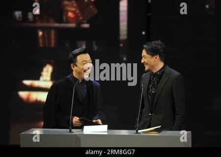 L'acteur Huang Bo (à gauche) et Chang Chen prennent la parole lors de la cérémonie de présentation du 33e Hong Kong film Awards (HKFA) dans le sud de la Chine à Hong Kong, le 13 avril 2014. (Xinhua/He Jingjia) (zkr) CHINA-HONG KONG-33RD HKFA(CN) PUBLICATIONxNOTxINxCHN l'acteur Huang Bo l et Chang Chen prennent la parole LORS de la cérémonie de PRÉSENTATION des 33rd Hong Kong film Awards en Chine du Sud Hong Kong avril 13 2014 XINHUA He Jingjia CCR Chine Hong Kong Chine Hong Kong 33rd Banque D'Images