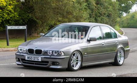 Whittlebury,Northants,UK -Aug 26th 2023 : 2002 gris BMW 530i voiture de sport voyageant sur une route de campagne anglaise Banque D'Images