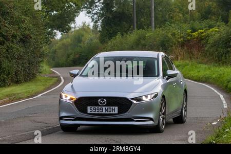 Whittlebury,Northants,UK -Aug 26th 2023 : 2020 Silver Mazda 3 voyageant sur une route de campagne anglaise Banque D'Images