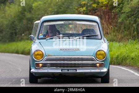 Whittlebury,Northants,UK -Aug 26th 2023 : 1963 Ford Cortina voyageant sur une route de campagne anglaise Banque D'Images