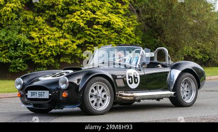 Whittlebury,Northants,UK -26 août 2023 : AK Sportscars réplique Cobra voyageant sur une route de campagne anglaise Banque D'Images