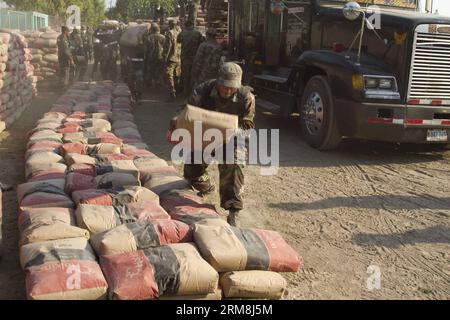 NAGAROTE, le 15 avril 2014 -- des soldats transportent des matériaux de construction pour venir en aide aux personnes touchées par les tremblements de terre survenus ces derniers jours dans la ville de Nagarote, dans le département de Leon, au Nicaragua, le 15 avril 2014. Le gouvernement nicaraguayen a commencé lundi à réparer ou à améliorer les 2 354 maisons touchées par les forts tremblements de terre de la semaine dernière. (Xinhua/John Bustos)(ctt) NICARAGUA-NAGAROTE-ENVIRONMENT-EARTHQUAKE PUBLICATIONxNOTxINxCHN NAGAROTE avril 15 2014 des soldats portent des matériaux de construction pour aider les célébrités touchées par les tremblements de terre ces derniers jours dans la ville de NAGAROTE du département de Leon Nicaragua LE 15 2014 avril Banque D'Images