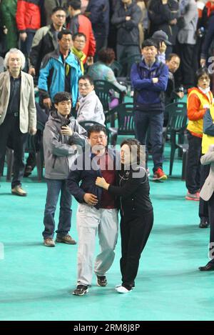 (140416) -- JINDO, 16 avril 2014 (Xinhua) -- des parents sud-coréens de personnes disparues réagissent alors qu'ils se rassemblent dans un gymnase à Jindo le 16 avril 2014. Un navire à passagers avec 462 personnes à bord, principalement des lycéens, a coulé dans les eaux au large de la côte sud-ouest de la Corée du Sud mercredi matin, laissant au moins quatre morts et 284 autres disparus, les médias locaux ont rapporté citer le siège central des mesures de sécurité et de catastrophe.(Xinhua/Yao Qilin)(ctt) S.KOREA-JINDO-SHIP SINKS PUBLICATIONxNOTxINxCHN avril 16 2014 XINHUA des parents sud-coréens de célébrités disparues réagissent alors qu'ils se rassemblent DANS un gymnase Banque D'Images