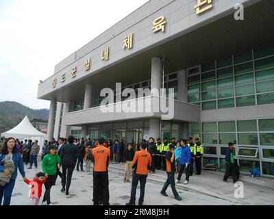 (140416) -- JINDO, 16 avril 2014 (Xinhua) -- une photo prise le 16 avril 2014 montre une salle de gym pour les parents des passagers disparus qui doivent rester temporairement à Jindo, en Corée du Sud. Un navire à passagers avec 462 personnes à bord, principalement des lycéens, a coulé dans les eaux au large de la côte sud-ouest de la Corée du Sud mercredi matin, laissant au moins quatre morts et 284 autres disparus, ont rapporté les médias locaux citant le quartier général central des mesures de sécurité et de catastrophe. (Xinhua/Song Chengfeng) (srb) CORÉE DU SUD-JINDO-ACCIDENT-BOAT PUBLICATIONxNOTxINxCHN avril 16 2014 XINHUA photo prise LE 16 2014 avril montre un gymnase Banque D'Images