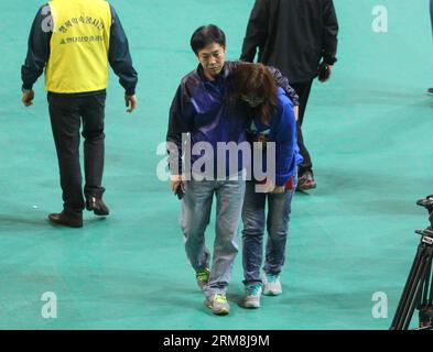 (140416) -- JINDO, 16 avril 2014 (Xinhua) -- des parents sud-coréens de personnes disparues réagissent alors qu'ils se rassemblent dans un gymnase à Jindo le 16 avril 2014. Un navire à passagers avec 462 personnes à bord, principalement des lycéens, a coulé dans les eaux au large de la côte sud-ouest de la Corée du Sud mercredi matin, laissant au moins quatre morts et 284 autres disparus, les médias locaux ont rapporté citer le siège central des mesures de sécurité et de catastrophe.(Xinhua/Yao Qilin)(ctt) S.KOREA-JINDO-SHIP SINKS PUBLICATIONxNOTxINxCHN avril 16 2014 XINHUA des parents sud-coréens de célébrités disparues réagissent alors qu'ils se rassemblent DANS un gymnase Banque D'Images