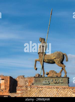 Site archéologique de Pompéi, Campanie, Italie. Centaur, bronze de 1994 du sculpteur polonais Igor Mitoraj, 1944 - 2014. Il se tient dans le forum. Pompéi, Banque D'Images