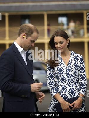 (140417) -- BLUE MOUNTAINS, 17 avril 2014 (Xinhua) -- le prince britannique William et son épouse Kate, duchesse de Cambridge, rencontrent des membres d'équipage d'hélicoptères australiens participant à des missions de sauvetage dans les Blue Mountains fortement touchées par les feux de brousse de l'année dernière, le 17 avril 2014. Le Prince William, sa femme Kate et leur bébé Prince George sont arrivés à Sydney mercredi après-midi pour un voyage australien de 10 jours. (Xinhua) AUSTRALIE-GRANDE-BRETAGNE S PRINCE-VISITE PUBLICATIONxNOTxINxCHN Blue Mountains avril 17 2014 XINHUA le prince britannique William et son épouse Kate Duchesse de Cambridge rencontrent l'australien Helico Banque D'Images