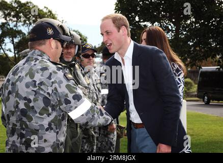 (140417) -- BLUE MOUNTAINS, 17 avril 2014 (Xinhua) -- le prince britannique William et son épouse Kate, duchesse de Cambridge, rencontrent des membres d'équipage d'hélicoptères australiens participant à des missions de sauvetage dans les Blue Mountains fortement touchées par les feux de brousse de l'année dernière, le 17 avril 2014. Le Prince William, sa femme Kate et leur bébé Prince George sont arrivés à Sydney mercredi après-midi pour un voyage australien de 10 jours. (Xinhua) AUSTRALIE-GRANDE-BRETAGNE S PRINCE-VISITE PUBLICATIONxNOTxINxCHN Blue Mountains avril 17 2014 XINHUA le prince britannique William et son épouse Kate Duchesse de Cambridge rencontrent l'australien Helico Banque D'Images