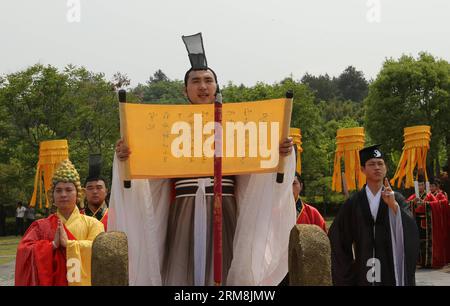 (140417) -- WUYISHAN, 17 avril 2014 (Xinhua) -- des gens assistent à un rituel d'hommage au thé oolong à Wuyishan, dans la province du Fujian du sud-est de la Chine, le 17 avril 2014. Chaque printemps, les producteurs de thé de Wuyishan, qui abrite le prestigieux thé Da Hong Pao oolong, organiseront un rituel d'hommage pour vénérer les arbustes originaux de Da Hong Pao, dans l'espoir d'une bonne récolte. (Xinhua/Qiu Ruquan) (lmm) CHINA-FUJIAN-WUYISHAN-OOLONG TEA-HOMMAGE RITUAL (CN) PUBLICATIONxNOTxINxCHN Wuyishan avril 17 2014 des célébrités XINHUA assistent au rituel Oolong Tea Homage Ritual à Wuyishan Sud-est de la Chine S Fujian avril 17 2014 chaque printemps Tea Far Banque D'Images