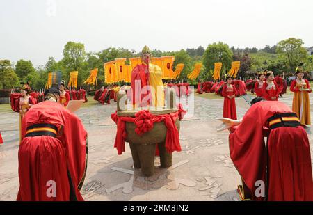 (140417) -- WUYISHAN, 17 avril 2014 (Xinhua) -- des gens assistent à un rituel d'hommage au thé oolong à Wuyishan, dans la province du Fujian du sud-est de la Chine, le 17 avril 2014. Chaque printemps, les producteurs de thé de Wuyishan, qui abrite le prestigieux thé Da Hong Pao oolong, organiseront un rituel d'hommage pour vénérer les arbustes originaux de Da Hong Pao, dans l'espoir d'une bonne récolte. (Xinhua/Qiu Ruquan) (lmm) CHINA-FUJIAN-WUYISHAN-OOLONG TEA-HOMMAGE RITUAL (CN) PUBLICATIONxNOTxINxCHN Wuyishan avril 17 2014 des célébrités XINHUA assistent au rituel Oolong Tea Homage Ritual à Wuyishan Sud-est de la Chine S Fujian avril 17 2014 chaque printemps Tea Far Banque D'Images