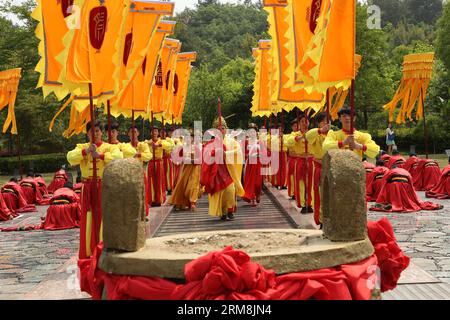 (140417) -- WUYISHAN, 17 avril 2014 (Xinhua) -- des gens assistent à un rituel d'hommage au thé oolong à Wuyishan, dans la province du Fujian du sud-est de la Chine, le 17 avril 2014. Chaque printemps, les producteurs de thé de Wuyishan, qui abrite le prestigieux thé Da Hong Pao oolong, organiseront un rituel d'hommage pour vénérer les arbustes originaux de Da Hong Pao, dans l'espoir d'une bonne récolte. (Xinhua/Qiu Ruquan) (lmm) CHINA-FUJIAN-WUYISHAN-OOLONG TEA-HOMMAGE RITUAL (CN) PUBLICATIONxNOTxINxCHN Wuyishan avril 17 2014 des célébrités XINHUA assistent au rituel Oolong Tea Homage Ritual à Wuyishan Sud-est de la Chine S Fujian avril 17 2014 chaque printemps Tea Far Banque D'Images