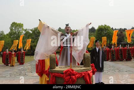 (140417) -- WUYISHAN, 17 avril 2014 (Xinhua) -- des gens assistent à un rituel d'hommage au thé oolong à Wuyishan, dans la province du Fujian du sud-est de la Chine, le 17 avril 2014. Chaque printemps, les producteurs de thé de Wuyishan, qui abrite le prestigieux thé Da Hong Pao oolong, organiseront un rituel d'hommage pour vénérer les arbustes originaux de Da Hong Pao, dans l'espoir d'une bonne récolte. (Xinhua/Qiu Ruquan) (lmm) CHINA-FUJIAN-WUYISHAN-OOLONG TEA-HOMMAGE RITUAL (CN) PUBLICATIONxNOTxINxCHN Wuyishan avril 17 2014 des célébrités XINHUA assistent au rituel Oolong Tea Homage Ritual à Wuyishan Sud-est de la Chine S Fujian avril 17 2014 chaque printemps Tea Far Banque D'Images