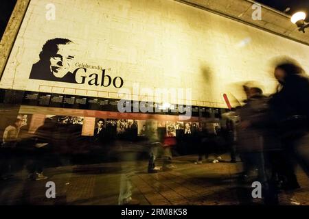 Les gens regardent une exposition de la vie de l'écrivain et journaliste colombien Gabriel Garcia Marquez devant la bibliothèque Luis Angel Arango à Bogota, capitale de la Colombie, le 17 avril 2014. Gabriel Garcia Marquez est décédé jeudi à l'âge de 87 ans à Mexico, capitale du Mexique. (Xinhua/Jhon Paz) (vf) (sp) COLOMBIA-BOGOTA-CULTURE-GARCIA MARQUEZ PUBLICATIONxNOTxINxCHN célébrités regardent l'exposition de l'écrivain et journaliste colombien Gabriel Garcia Marquez S vie devant la bibliothèque Luis Angel Arango à Bogota capitale de la Colombie LE 17 2014 avril Gabriel Garcia Marquez est décédé jeudi A. Banque D'Images