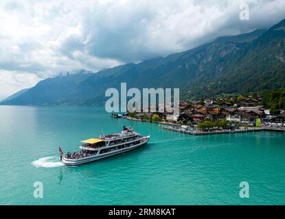 Vue aérienne du bateau de croisière de Brienz quittant Brienz, canton de Berne, Suisse. Banque D'Images