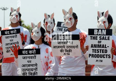 Des militants de People for the Ethical Treatment of Animals (PETA) habillés en lapins tiennent des pancartes lors d’une manifestation à New Delhi, en Inde, le 18 avril 2014. La manifestation a eu lieu avant la semaine mondiale pour les animaux en laboratoire pour exiger du ministère de la Santé et du bien-être familial qu’il interdise la commercialisation et la vente de cosmétiques et de produits ménagers testés sur les animaux. (Xinhua/Partha Sarkar) INDE-NEW DELHI-PROTEST PUBLICATIONxNOTxINxCHN militants de célébrités pour le traitement éthique des animaux Peta habillé en lapins tiennent des pancartes lors d'une manifestation à New Delhi Inde avril 18 2014 la protestation qu'elle Banque D'Images