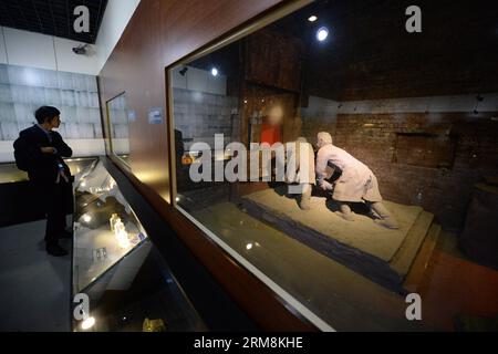 (140418) -- HARBIN, 18 avril 2014 (Xinhua) -- Un homme visite un musée de l'unité 731 à Harbin, capitale de la province du Heilongjiang du nord-est de la Chine, le 18 avril 2014. L'unité 731 était une unité de recherche sur la guerre biologique et chimique basée à Harbin de l'armée japonaise pendant la Seconde Guerre mondiale. Les ruines de l'unité 731 à Harbin sont des preuves des atrocités commises en temps de guerre par les envahisseurs japonais en Chine. Les membres de l'unité 731 ont mené une série d'expériences humaines qui ont soumis les victimes à des vivisections, des attaques contre la guerre des germes, des essais d'armes et d'autres formes de torture. Le 18 avril est la Journée internationale des monuments et du site Banque D'Images