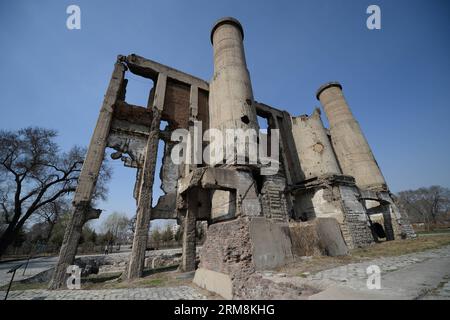 (140418) -- HARBIN, 18 avril 2014 (Xinhua) -- une photo prise le 18 avril 2014 montre les ruines d'un bâtiment de chaudière de l'unité 731 à Harbin, capitale de la province du Heilongjiang du nord-est de la Chine. L'unité 731 était une unité de recherche sur la guerre biologique et chimique basée à Harbin de l'armée japonaise pendant la Seconde Guerre mondiale. Les ruines de l'unité 731 à Harbin sont des preuves des atrocités commises en temps de guerre par les envahisseurs japonais en Chine. Les membres de l'unité 731 ont mené une série d'expériences humaines qui ont soumis les victimes à des vivisections, des attaques contre la guerre des germes, des essais d'armes et d'autres formes de torture. Avril 18 est l'internationale Banque D'Images