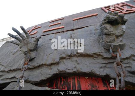 (140418) -- HARBIN, 18 avril 2014 (Xinhua) -- une photo prise le 18 avril 2014 montre une sculpture sur les ruines et les sites de l'unité 731 à Harbin, capitale de la province du Heilongjiang du nord-est de la Chine. L'unité 731 était une unité de recherche sur la guerre biologique et chimique basée à Harbin de l'armée japonaise pendant la Seconde Guerre mondiale. Les ruines de l'unité 731 à Harbin sont des preuves des atrocités commises en temps de guerre par les envahisseurs japonais en Chine. Les membres de l'unité 731 ont mené une série d'expériences humaines qui ont soumis les victimes à des vivisections, des attaques contre la guerre des germes, des essais d'armes et d'autres formes de torture. Avril 18 est l'Internatio Banque D'Images