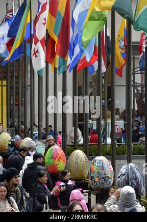 Les gens voient des sculptures d'œufs au Rockefeller Center à New York, le 18 avril 2014. Plus de 260 œufs de Pâques, conçus par des artistes et des marques de mode bien connus et cachés à l’intérieur et à l’extérieur dans les cinq arrondissements de la ville de New York, ont été apportés au Rockefeller Center le vendredi Saint pour une exposition jusqu’au 25 avril. (Xinhua/Wang Lei) US-NEW YORK-EASTER-EGG SCULPTURES PUBLICATIONxNOTxINxCHN célébrités Voir les sculptures d'oeufs AU Rockefeller Center dans la ville de New York avril 18 2014 plus de 260 oeufs de Pâques conçus par des artistes et des marques de mode bien connus et cachés les deux Ind Banque D'Images