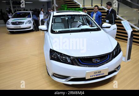 (140420) -- BEIJING, 20 avril 2014 (Xinhua) -- Un véhicule Geely Hybrid est présenté lors de l'avant-première médiatique du salon international de l'automobile de Beijing 2014 à Beijing, en Chine, le 20 avril 2014. Le salon de l'auto se tiendra du 21 au 29 avril et attirera plus de 2 000 exposants de 14 pays et régions. (Xinhua/Chen Yehua) (hdt) CHINA-BEIJING-AUTO-EXHIBITION (CN) PUBLICATIONxNOTxINxCHN Beijing avril 20 2014 XINHUA un véhicule hybride Geely EST présenté lors de l'avant-première médiatique de l'exposition internationale de l'automobile de Pékin 2014 à Beijing Chine avril 20 2014 le salon de l'automobile sera héros SUR un Banque D'Images