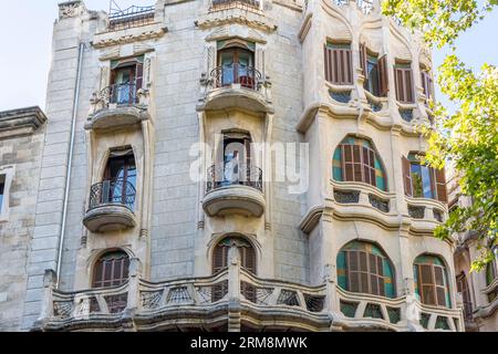 Palma de Majorque, Espagne ; août 06 2023 : façade principale du bâtiment moderniste Casasayas dans le centre historique de Palma de Majorque, Espagne Banque D'Images