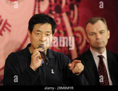 (140421) -- PÉKIN, 21 avril 2014 (Xinhua) -- l'acteur chinois pu Cunxi (L) prend la parole lors d'une réunion de presse sur le Salut à Shakespeare ! , Une série de spectacles commémorant le 450e anniversaire de Shakespeare, au Centre national des arts de la scène, à Pékin, capitale de la Chine, le 21 avril 2014. Au total, huit pièces de différents pays seront mises en scène de fin avril à fin novembre de cette année. (Xinhua/Luo Xiaoguang) (wyo) CHINA-BEIJING-PERFORMANCES-SHAKESPEARE (CN) PUBLICATIONxNOTxINxCHN Beijing avril 21 2014 XINHUA l'acteur chinois pu Cunxi l prend la parole lors d'un Meetin de presse Banque D'Images