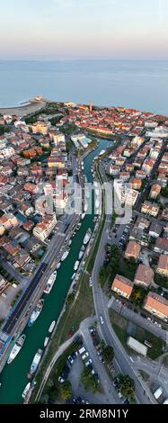 Vue aérienne d'un Caorle, la station balnéaire de la ville près de Venise. Bateaux de pêcheur dans le lagon au coucher du soleil Banque D'Images