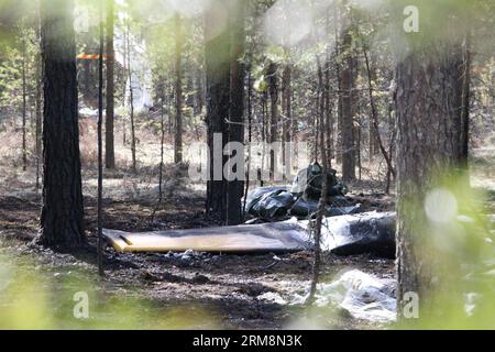 (140421) -- JAMIJARVI, 21 avril 2014 (Xinhua) -- Une aile de l'avion écrasé est vue dans les bois près de l'aéroport de Jamijarvi dans le sud de la Finlande, le 21 avril 2014. Un petit avion de passagers transportant 10 parachutistes s'est écrasé dimanche dans la région de Satakunta, dans le sud-ouest de la Finlande, faisant huit morts. Le pilote et deux parachutistes ont survécu en éjectant l'avion avant qu'il ne s'écrase, et huit autres ont été retrouvés morts autour de l'épave. (Xinhua/Li Jizhi) FINLANDE-JAMIJARVI-AVION CRASH PUBLICATIONxNOTxINxCHN avril 21 2014 XINHUA une aile de l'avion écrasé EST Lakes in the Woods près de l'aéroport en Banque D'Images
