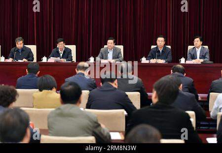 (140421) -- PÉKIN, 21 avril 2014 (Xinhua) -- Liu Qibao (en arrière), membre du Bureau politique du Comité central du Parti communiste chinois (PCC), qui dirige également le Département de la publicité du Comité central du PCC, assiste à une téléconférence sur la promotion du mécanisme pour renforcer le travail bénévole à Beijing, capitale de la Chine, le 21 avril 2014. (Xinhua/Li Tao) (zkr) CHINA-BEIJING-LIU QIBAO-TÉLÉCONFÉRENCE (CN) PUBLICATIONxNOTxINxCHN Beijing avril 21 2014 XINHUA Liu Qibao C Retour membre du bureau politique du Comité central du Parti communiste chinois PCC qui dirige ainsi la Publicité Banque D'Images