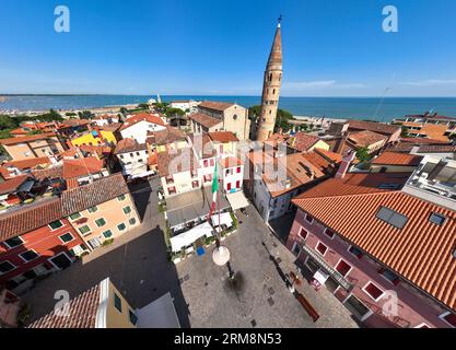 Vue aérienne d'un Caorle, la station balnéaire de la ville près de Venise. Toits rouges, bâtiments lumineux dans une journée Banque D'Images