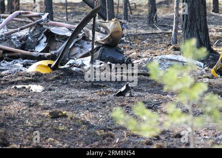 (140421) -- JAMIJARVI, 21 avril 2014 (Xinhua) -- la tête et le propulseur d'un avion écrasé sont vus dans les bois près de l'aéroport de Jamijarvi dans le sud de la Finlande, le 21 avril 2014. Un petit avion de passagers transportant 10 parachutistes s'est écrasé dimanche dans la région de Satakunta, dans le sud-ouest de la Finlande, faisant huit morts. Le pilote et deux parachutistes ont survécu en éjectant l'avion avant qu'il ne s'écrase, et huit autres ont été retrouvés morts autour de l'épave. (Xinhua/Li Jizhi) FINLAND-JAMIJARVI-PLANE CRASH PUBLICATIONxNOTxINxCHN avril 21 2014 XINHUA la tête et l'hélice d'un avion écrasé SONT Lakes dans le Banque D'Images