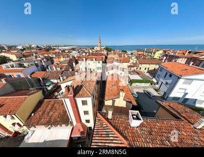 Vue aérienne d'un Caorle, la station balnéaire de la ville près de Venise. Toits rouges, bâtiments lumineux dans une journée Banque D'Images