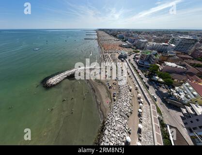 Vue aérienne d'un Caorle, la station balnéaire de la ville près de Venise. Toits rouges, bâtiments lumineux dans une journée Banque D'Images