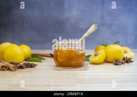 Toutes sortes de fruits sont confits, mais les succulentes sont les meilleures. Ils doivent être cuits très lentement avec le sirop pour que le sucre pénètre bien, une meth Banque D'Images
