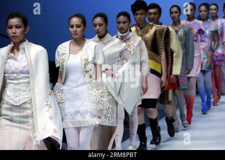 (140423) -- BEIJING, 23 avril 2014 (Xinhua) -- des modèles montrent des créations de diplômés de l'Université Northeast Dianli à Beijing, capitale de la Chine, le 23 avril 2014. La China Graduate Fashion week a débuté mercredi. (Xinhua/Li Mingfang) (zkr) CHINA-BEIJING-GRADUATE FASHION WEEK (CN) PUBLICATIONxNOTxINxCHN Beijing avril 23 2014 XINHUA Models Show créations de diplômés de l'Université Northeast Dianli à Beijing capitale de la Chine avril 23 2014 la China Graduate Fashion week a débuté mercredi XINHUA a quitté Mingfang CCR Chine Beijing Graduate Fashion week CN PUBLICATIONxNOTxNOTxINxINxCHN Banque D'Images